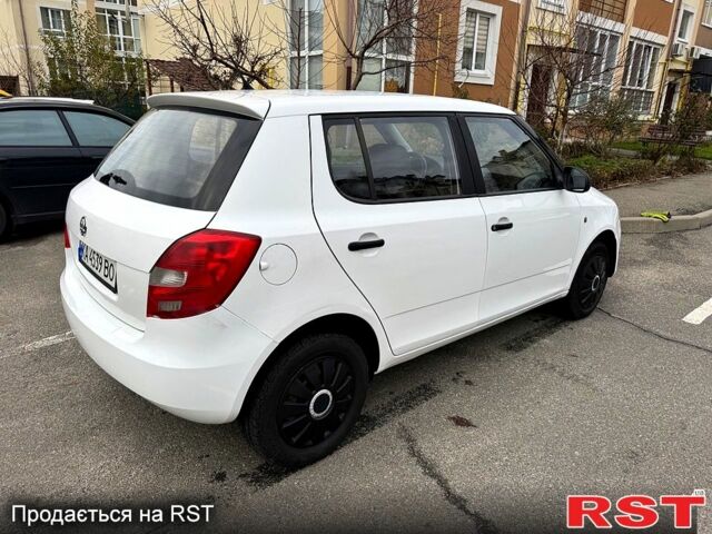 Белый Шкода Фабия, объемом двигателя 1.4 л и пробегом 238 тыс. км за 4700 $, фото 5 на Automoto.ua