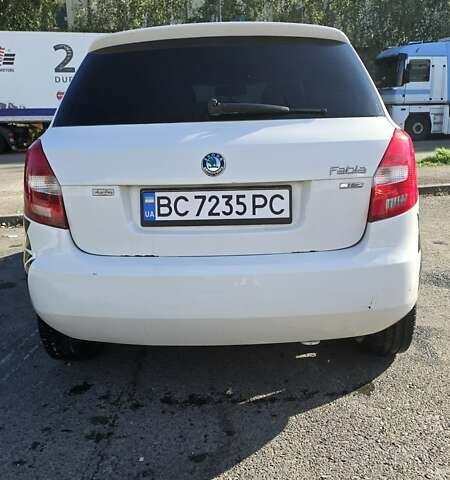 Белый Шкода Фабия, объемом двигателя 1.2 л и пробегом 102 тыс. км за 4700 $, фото 3 на Automoto.ua