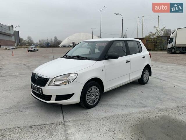 Белый Шкода Фабия, объемом двигателя 1.39 л и пробегом 230 тыс. км за 3698 $, фото 1 на Automoto.ua