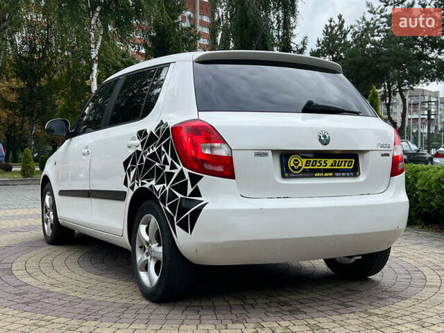 Шкода Фабия 2011 в Львове на Automoto.ua Белый Шкода Фабия, объемом двигателя 1.2 л и пробегом 102 тыс. км за 5500 $, фото 4 на Automoto.ua