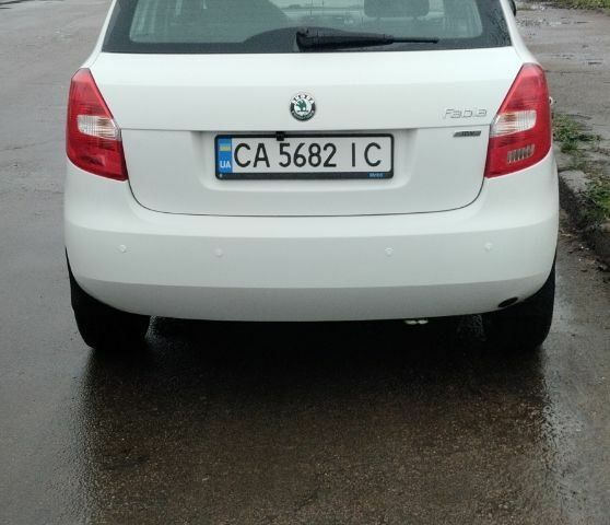 Білий Шкода Фабія, об'ємом двигуна 1.4 л та пробігом 200 тис. км за 5500 $, фото 5 на Automoto.ua