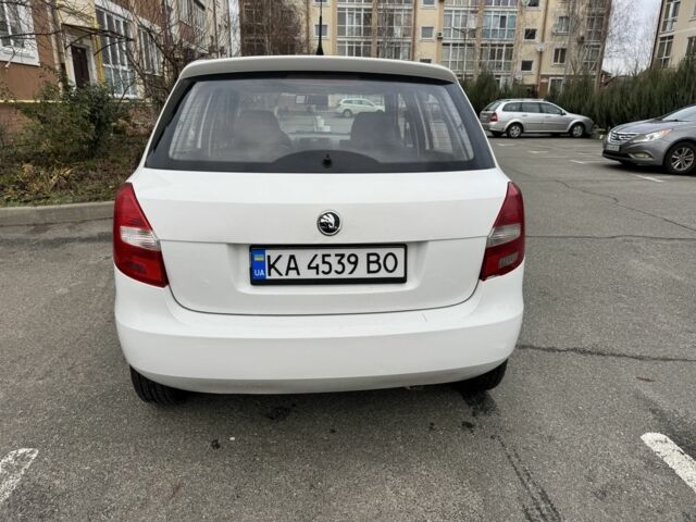 Белый Шкода Фабия, объемом двигателя 1.4 л и пробегом 330 тыс. км за 4000 $, фото 4 на Automoto.ua