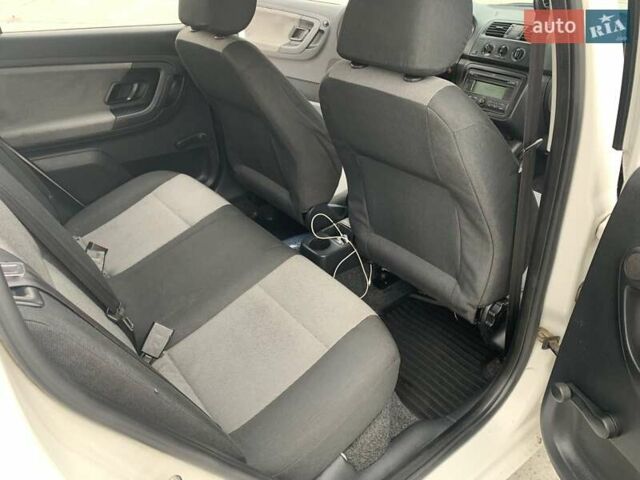 Белый Шкода Фабия, объемом двигателя 1.39 л и пробегом 230 тыс. км за 3698 $, фото 42 на Automoto.ua