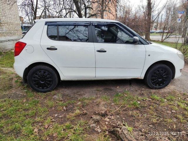 Белый Шкода Фабия, объемом двигателя 1.2 л и пробегом 321 тыс. км за 4300 $, фото 1 на Automoto.ua