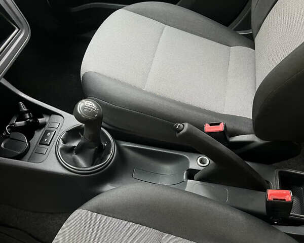 Белый Шкода Фабия, объемом двигателя 1.2 л и пробегом 240 тыс. км за 5000 $, фото 9 на Automoto.ua