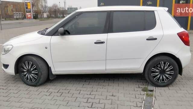 Белый Шкода Фабия, объемом двигателя 1.6 л и пробегом 274 тыс. км за 5500 $, фото 2 на Automoto.ua