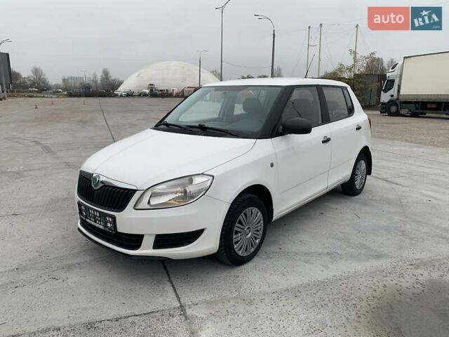 Белый Шкода Фабия, объемом двигателя 1.39 л и пробегом 230 тыс. км за 3698 $, фото 61 на Automoto.ua