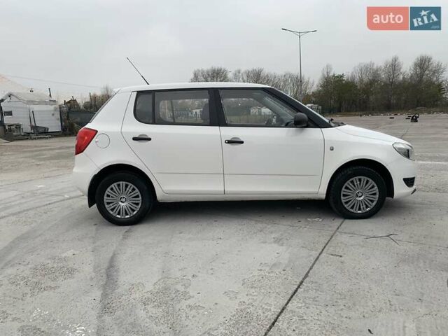 Белый Шкода Фабия, объемом двигателя 1.39 л и пробегом 230 тыс. км за 3698 $, фото 33 на Automoto.ua