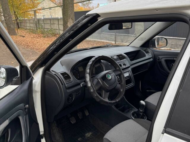 Белый Шкода Фабия, объемом двигателя 1.4 л и пробегом 283 тыс. км за 4700 $, фото 4 на Automoto.ua