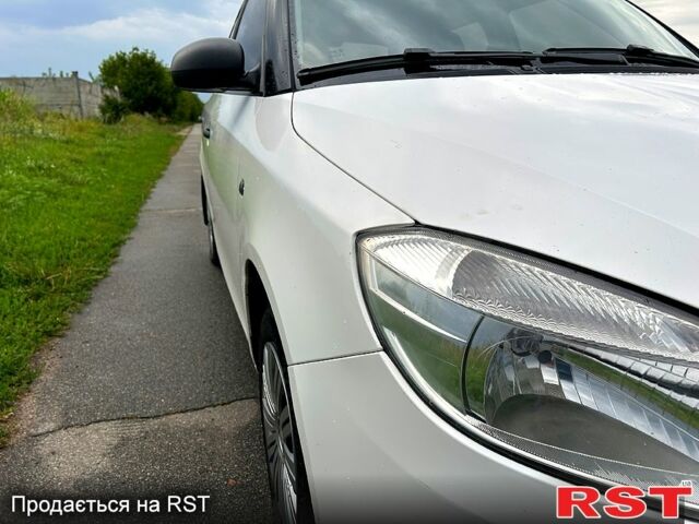 Белый Шкода Фабия, объемом двигателя 1.4 л и пробегом 220 тыс. км за 4950 $, фото 2 на Automoto.ua