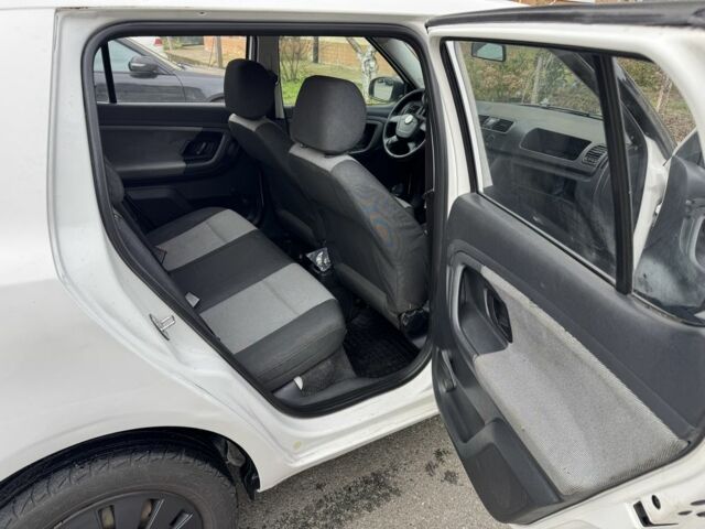 Белый Шкода Фабия, объемом двигателя 1.4 л и пробегом 330 тыс. км за 4000 $, фото 7 на Automoto.ua