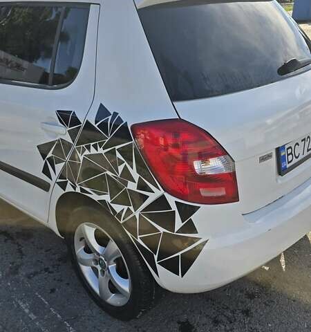 Белый Шкода Фабия, объемом двигателя 1.2 л и пробегом 102 тыс. км за 4700 $, фото 2 на Automoto.ua