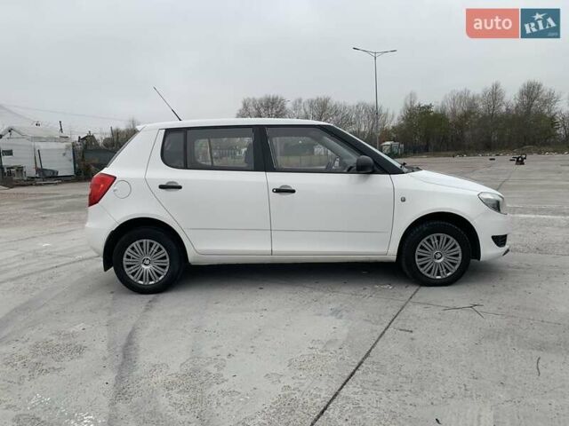 Белый Шкода Фабия, объемом двигателя 1.39 л и пробегом 230 тыс. км за 3698 $, фото 67 на Automoto.ua
