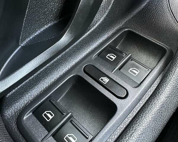 Шкода Фабия 2011 в Буче на Automoto.ua Белый Шкода Фабия, объемом двигателя 1.2 л и пробегом 156 тыс. км за 6300 $, фото 30 на Automoto.ua