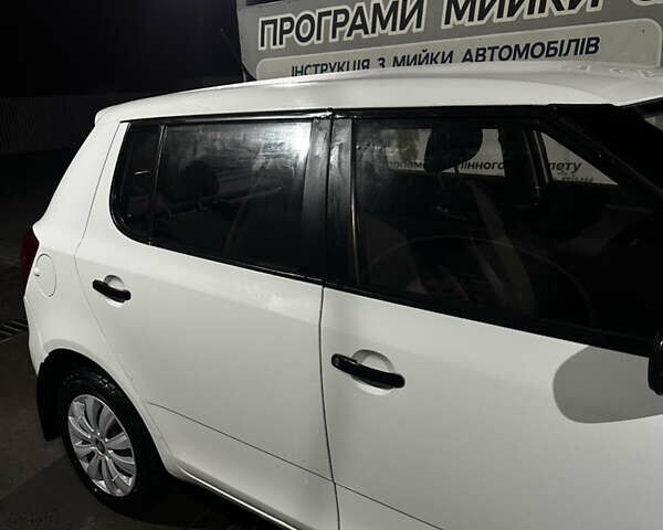 Белый Шкода Фабия, объемом двигателя 1.2 л и пробегом 276 тыс. км за 4800 $, фото 3 на Automoto.ua