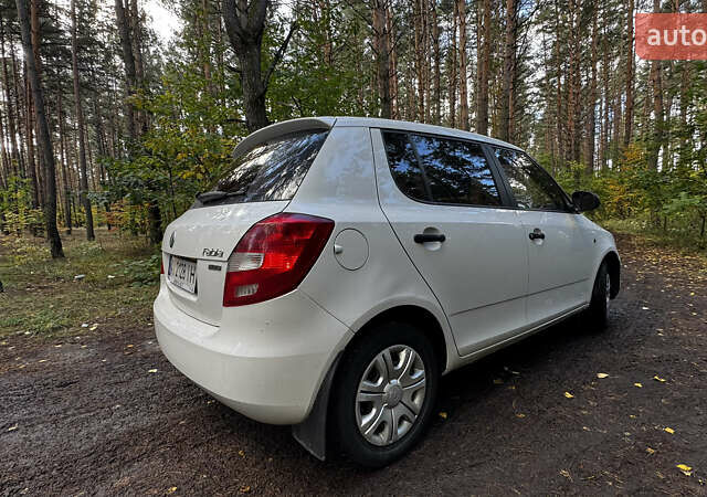 Шкода Фабия 2012 в Вышгороде на Automoto.ua Белый Шкода Фабия, объемом двигателя 1.6 л и пробегом 255 тыс. км за 5100 $, фото 3 на Automoto.ua