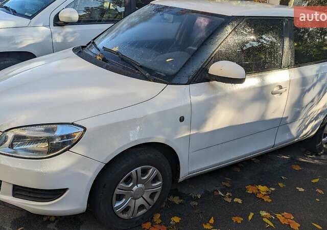 Шкода Фабия 2012 в Киеве на Automoto.ua Белый Шкода Фабия, объемом двигателя 1.39 л и пробегом 331 тыс. км за 3900 $, фото 2 на Automoto.ua