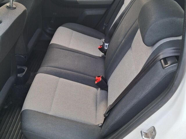 Белый Шкода Фабия, объемом двигателя 1.2 л и пробегом 153 тыс. км за 4300 $, фото 3 на Automoto.ua