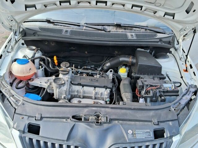 Белый Шкода Фабия, объемом двигателя 1.2 л и пробегом 153 тыс. км за 4300 $, фото 4 на Automoto.ua