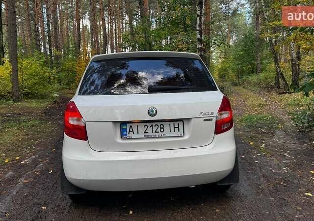 Білий Шкода Фабія, об'ємом двигуна 1.6 л та пробігом 255 тис. км за 4400 $, фото 5 на Automoto.ua