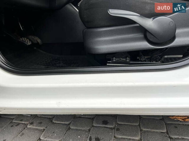 Білий Шкода Фабія, об'ємом двигуна 1.39 л та пробігом 240 тис. км за 6000 $, фото 7 на Automoto.ua