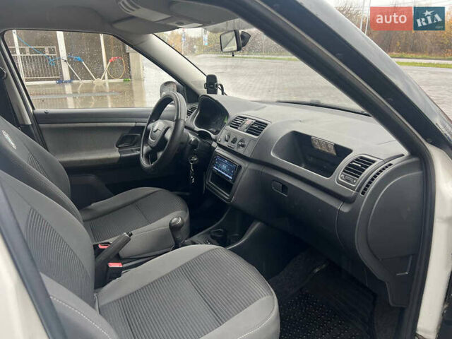 Белый Шкода Фабия, объемом двигателя 1.2 л и пробегом 70 тыс. км за 7000 $, фото 13 на Automoto.ua