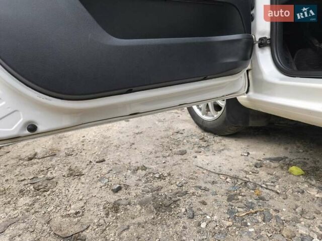 Белый Шкода Фабия, объемом двигателя 1.4 л и пробегом 113 тыс. км за 6400 $, фото 1 на Automoto.ua