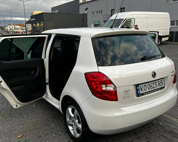 Білий Шкода Фабія, об'ємом двигуна 1.39 л та пробігом 240 тис. км за 6000 $, фото 5 на Automoto.ua