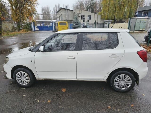 Білий Шкода Фабія, об'ємом двигуна 1.4 л та пробігом 256 тис. км за 3200 $, фото 5 на Automoto.ua