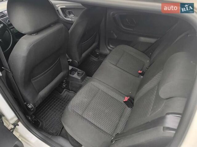 Белый Шкода Фабия, объемом двигателя 1.4 л и пробегом 113 тыс. км за 6400 $, фото 20 на Automoto.ua