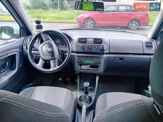 Белый Шкода Фабия, объемом двигателя 1.2 л и пробегом 240 тыс. км за 4500 $, фото 5 на Automoto.ua