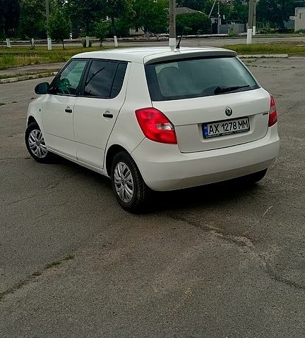 Белый Шкода Фабия, объемом двигателя 1.4 л и пробегом 202 тыс. км за 3950 $, фото 2 на Automoto.ua