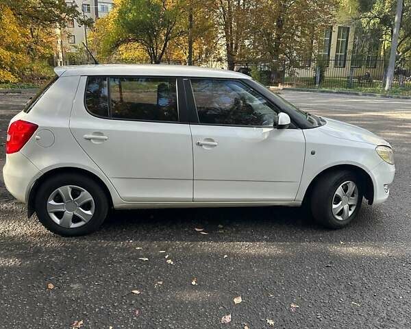 Білий Шкода Фабія, об'ємом двигуна 1.39 л та пробігом 283 тис. км за 4900 $, фото 3 на Automoto.ua