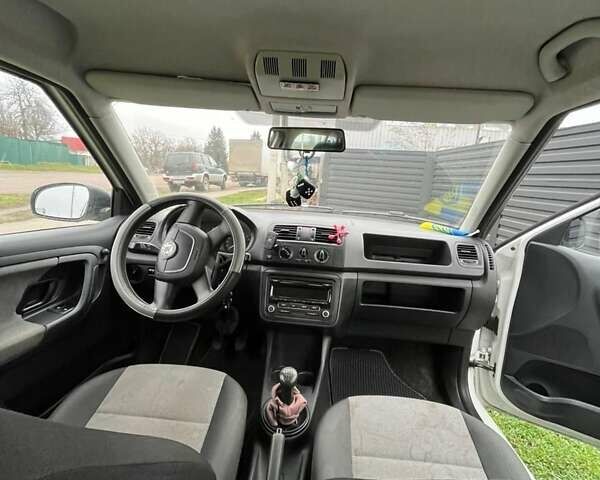 Белый Шкода Фабия, объемом двигателя 1.2 л и пробегом 184 тыс. км за 4700 $, фото 2 на Automoto.ua