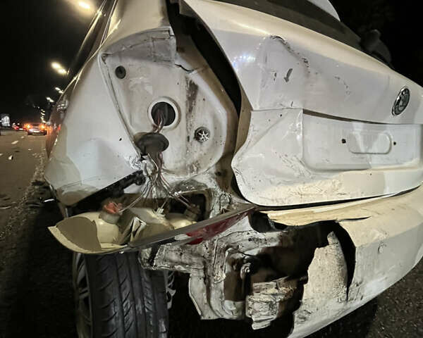 Белый Шкода Фабия, объемом двигателя 1.39 л и пробегом 185 тыс. км за 3000 $, фото 3 на Automoto.ua