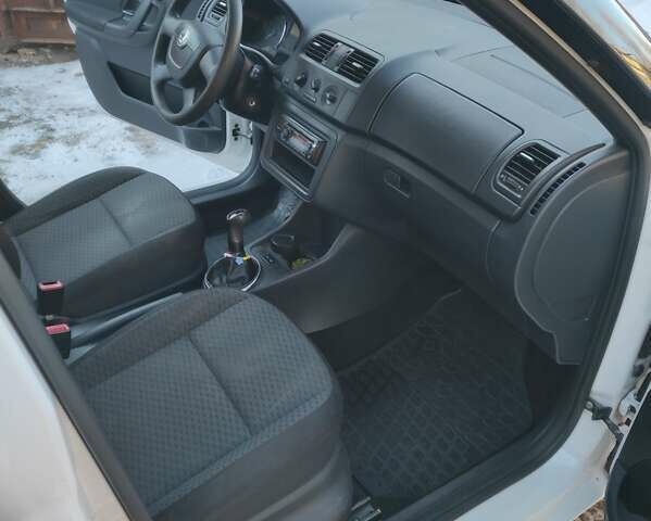 Белый Шкода Фабия, объемом двигателя 1.39 л и пробегом 156 тыс. км за 6900 $, фото 23 на Automoto.ua