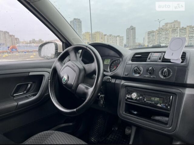 Білий Шкода Фабія, об'ємом двигуна 1.4 л та пробігом 420 тис. км за 3400 $, фото 4 на Automoto.ua