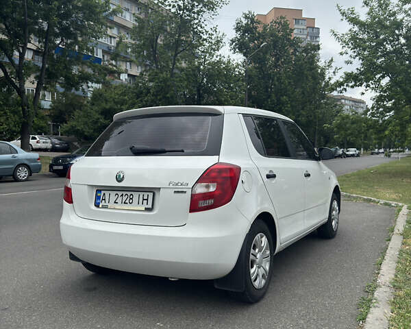 Белый Шкода Фабия, объемом двигателя 1.39 л и пробегом 247 тыс. км за 4300 $, фото 5 на Automoto.ua