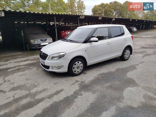 Белый Шкода Фабия, объемом двигателя 1.39 л и пробегом 126 тыс. км за 5998 $, фото 1 на Automoto.ua