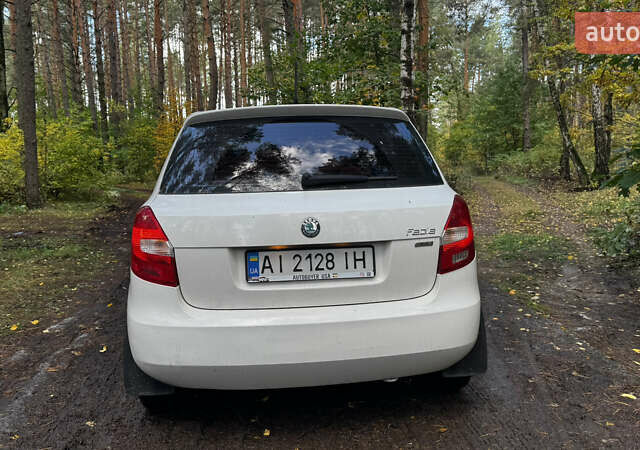 Шкода Фабия 2012 в Вышгороде на Automoto.ua Белый Шкода Фабия, объемом двигателя 1.6 л и пробегом 255 тыс. км за 5100 $, фото 1 на Automoto.ua