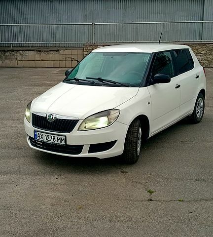 Белый Шкода Фабия, объемом двигателя 1.4 л и пробегом 202 тыс. км за 3950 $, фото 1 на Automoto.ua