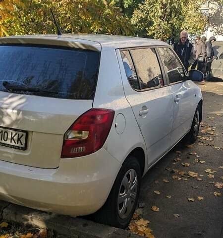 Шкода Фабия 2012 в Киеве на Automoto.ua Белый Шкода Фабия, объемом двигателя 1.39 л и пробегом 331 тыс. км за 3900 $, фото 3 на Automoto.ua