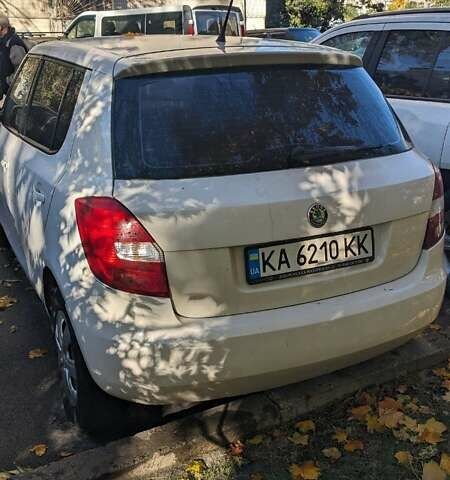 Шкода Фабия 2012 в Киеве на Automoto.ua Белый Шкода Фабия, объемом двигателя 1.39 л и пробегом 331 тыс. км за 3900 $, фото 1 на Automoto.ua