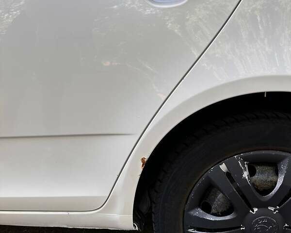 Шкода Фабия 2012 в Запорожье на Automoto.ua Белый Шкода Фабия, объемом двигателя 1.2 л и пробегом 256 тыс. км за 5200 $, фото 4 на Automoto.ua