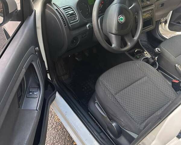 Білий Шкода Фабія, об'ємом двигуна 1.39 л та пробігом 283 тис. км за 4900 $, фото 7 на Automoto.ua