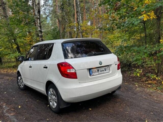 Белый Шкода Фабия, объемом двигателя 1.4 л и пробегом 255 тыс. км за 4300 $, фото 4 на Automoto.ua