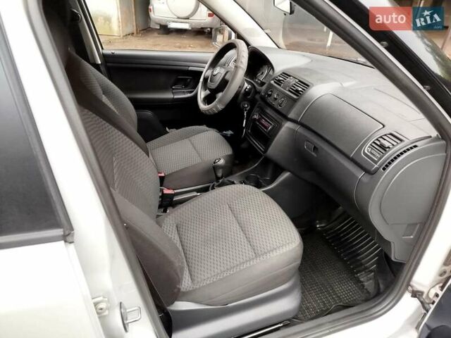 Белый Шкода Фабия, объемом двигателя 1.39 л и пробегом 126 тыс. км за 5998 $, фото 10 на Automoto.ua