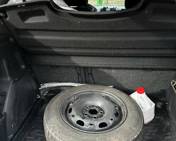 Белый Шкода Фабия, объемом двигателя 1.39 л и пробегом 257 тыс. км за 4600 $, фото 10 на Automoto.ua