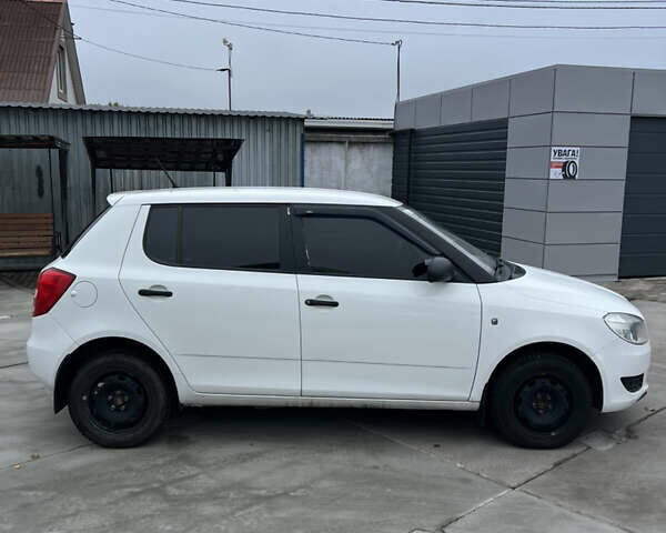 Белый Шкода Фабия, объемом двигателя 1.2 л и пробегом 182 тыс. км за 4200 $, фото 5 на Automoto.ua