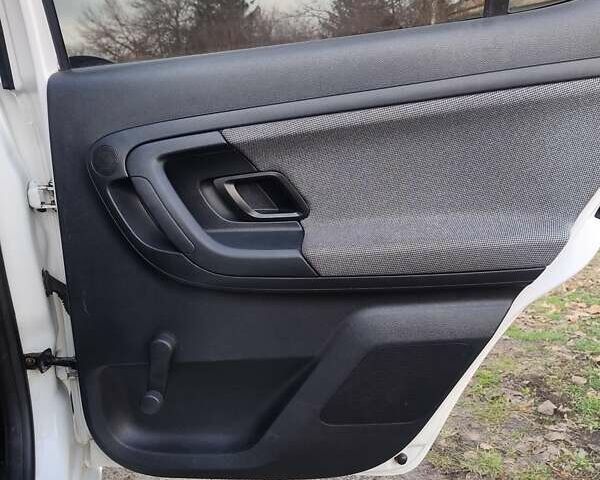 Белый Шкода Фабия, объемом двигателя 1.39 л и пробегом 316 тыс. км за 5200 $, фото 8 на Automoto.ua